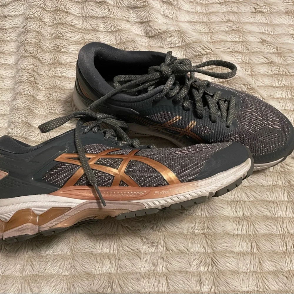 ASICS Gel-Kayano 26 size 7 wide - Picture 5 of 6